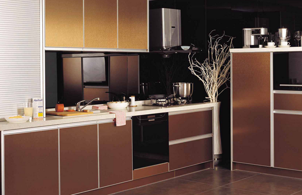 金屬質感板材質櫥柜